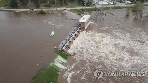 미 미시간주 폭우로 댐 2곳 유실, 1만명 `긴급대피령`