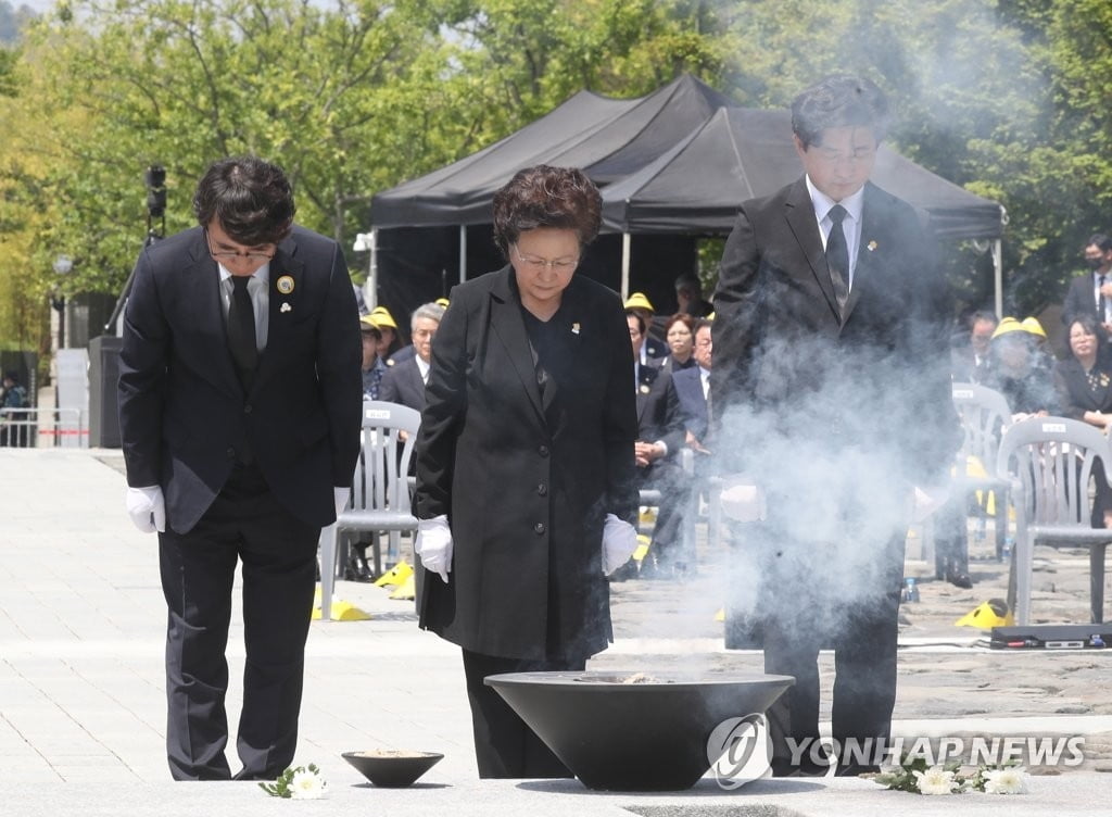 노무현 서거 11주기 추도식…한명숙 등 범여권 대거 참석