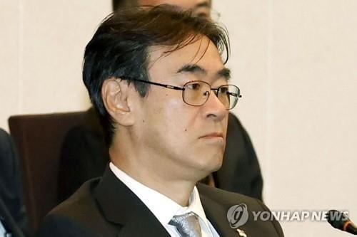 위기의 아베, 지지율 20%대 진입…역대 최저 근접