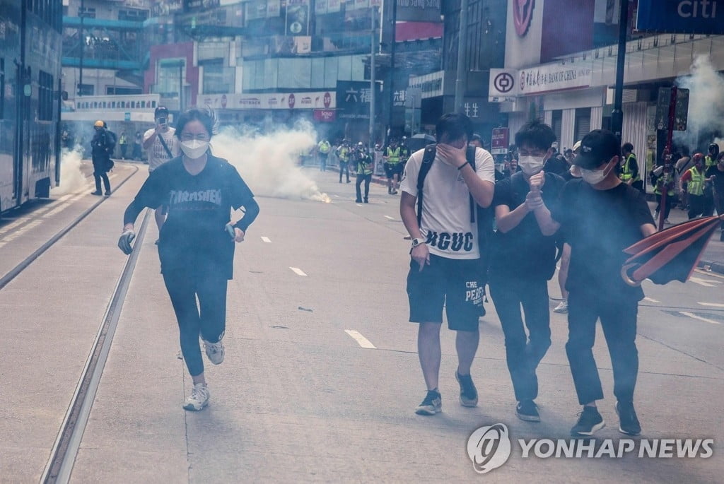 `홍콩보안법` 반대 격렬 시위…시위대 200여명 체포