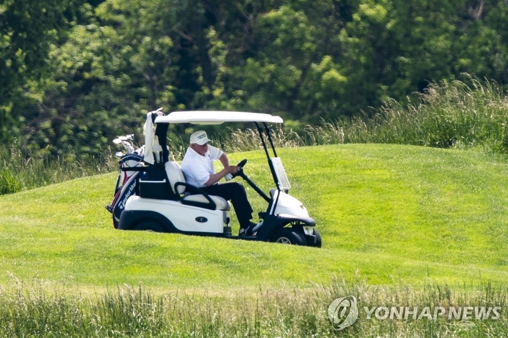 트럼프, 현충일 연휴 이틀연속 골프...`캐디 없이 혼자 쳤다`