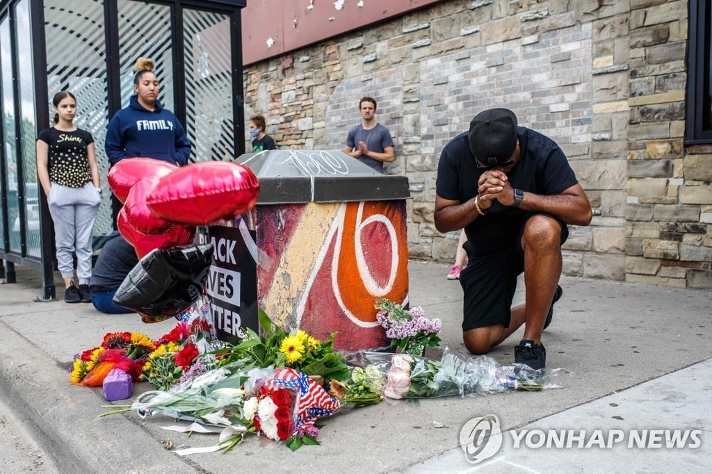 미국 비무장 흑인, 경찰 무릎에 목 눌려 사망...FBI 수사