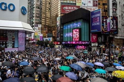 美, 홍콩자치권 조사 착수…"中관리 자산동결·입국금지 검토"