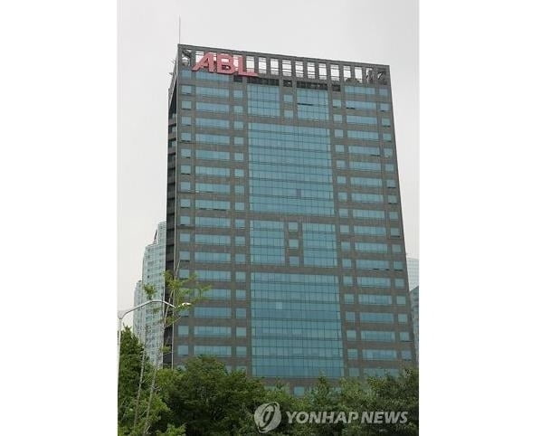 여의도 ABL생명 건물 전층 폐쇄…"확진자 1층 스타벅스 방문"