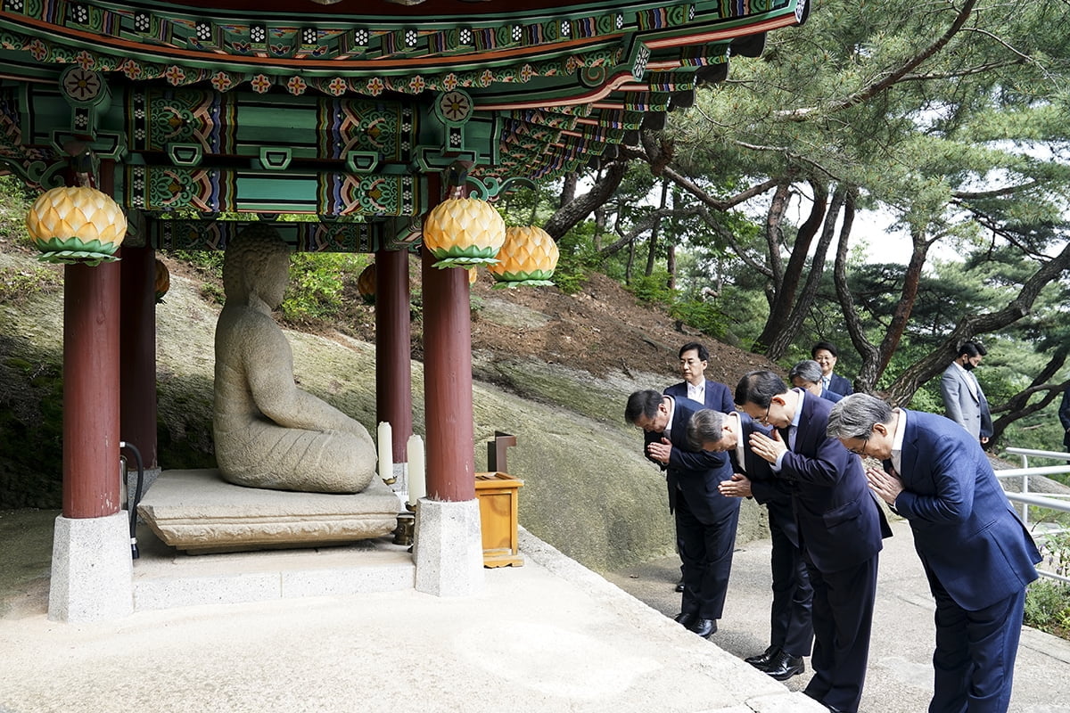 문 대통령과 김태년, 주호영 원내대표가 합장을 하고 있다(사진=청와대)