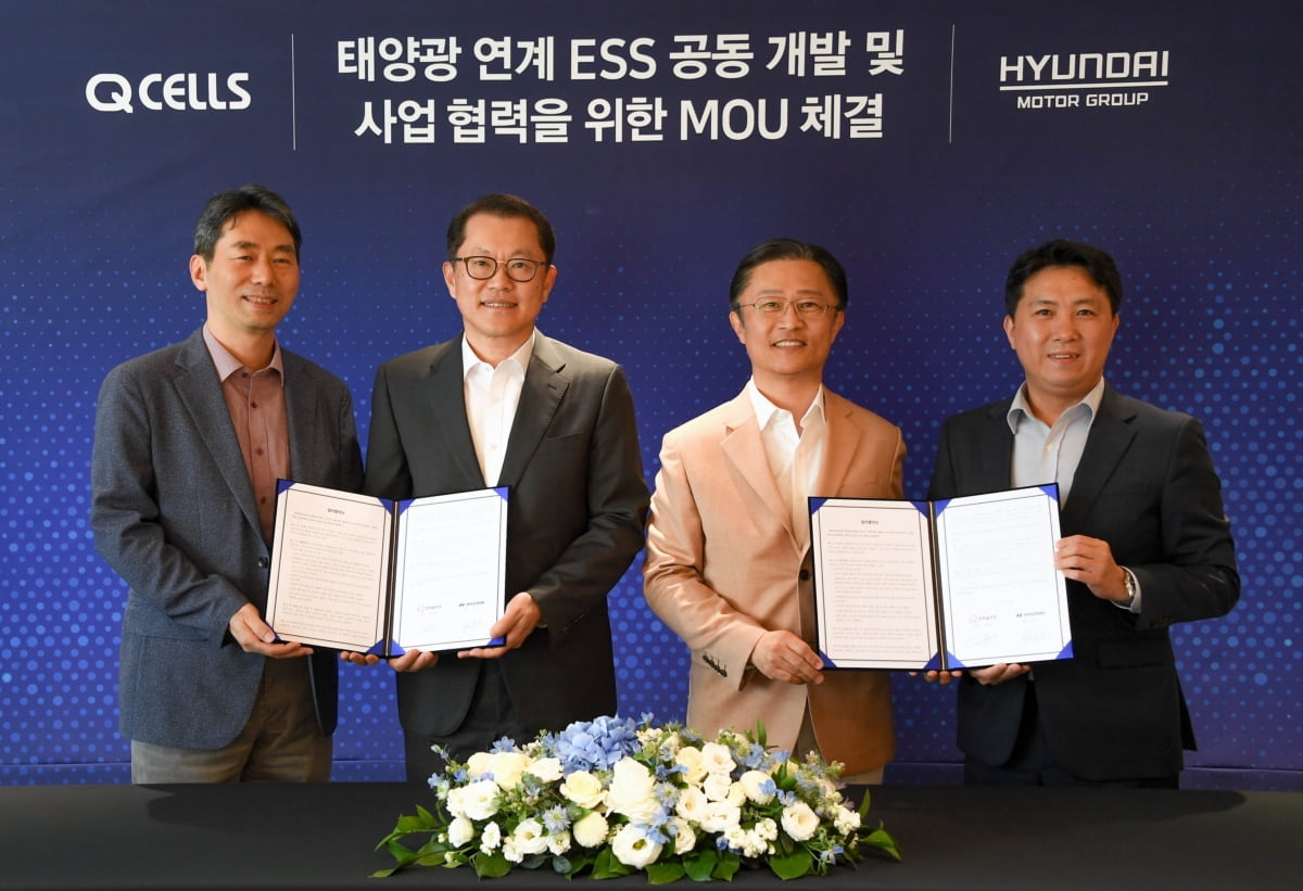 (왼쪽부터) 현대차그룹 오재혁 상무, 한화큐셀 김희철 사장, 현대차그룹 지영조 사장, 한화큐셀 홍정권 상무가 기념촬영을 하고 있는 모습