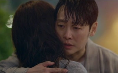 [어제 뭐 봤어?] '그 남자의 기억법' 김동욱·문가영, 시청자 울컥한 빗속 포옹 '엔딩'