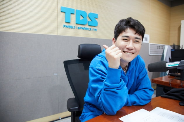 '최일구의 허리케인 라디오'에 출연한 가수 영탁/ 사진=TBS FM