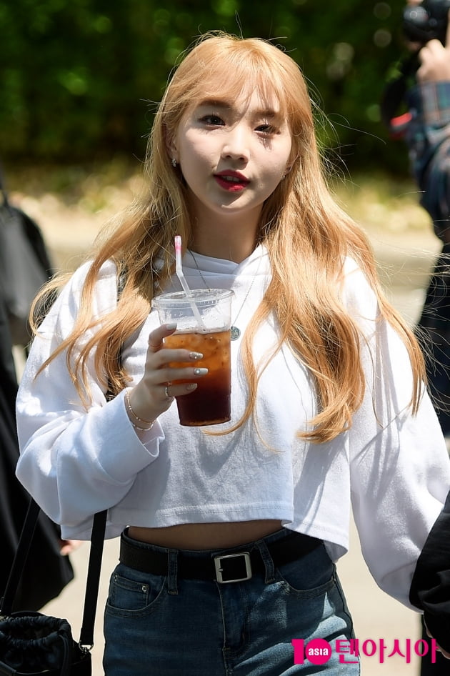 [TEN 포토] 이달의소녀 여진 '출근길 커피 한 잔~'