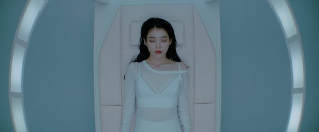 가수 아이유 '에잇' MV 티저 이미지 / 사진제공=EDAM엔터테인먼트