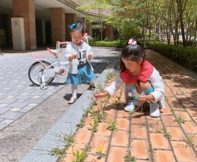 소이현, 두 딸과 함께한 봄나들이…미소 부르는 사랑스런 자매