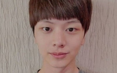 '입대 D-1' 육성재, 앞머리 3단 변신…서은광 "뭐하냐 레전드네"