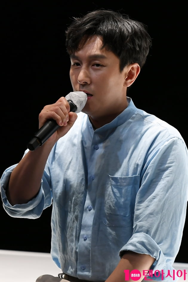 [TEN 포토] 신화 김동완 '연극 렁스로 인사드려요'