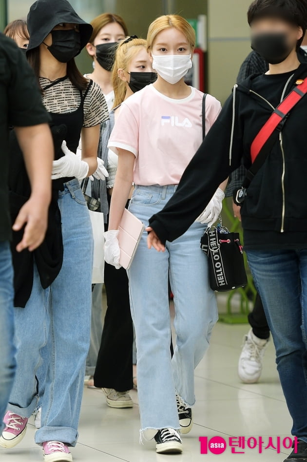 [TEN 포토] 이달의소녀 고원 '공항 빛낸 청바지 패션'