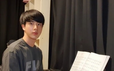 방탄소년단 진, 전 세계 아미 위한 피아노 연주 "새로 시작한 취미"