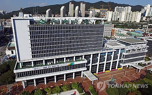 주민에겐 5만원, 구청 공무원에겐 10만원씩…속보이는 자치구
