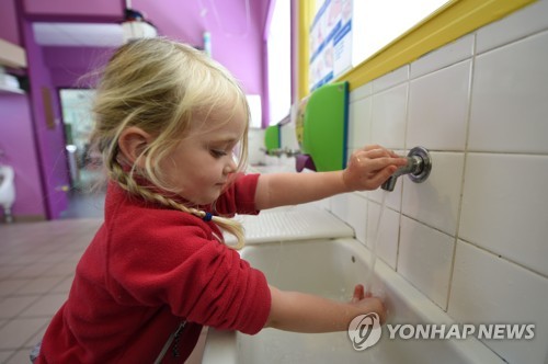 프랑스 학부모들도 이번주 등교재개 계획 두고 전전긍긍