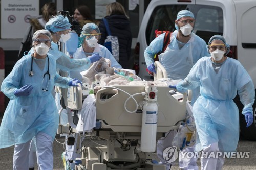 격려방문 마크롱에 "우리는 유럽의 수치" 의료진 거센 항의