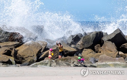 LA 해변 열리자 너도나도 '풍덩'…사흘 새 구조 활동만 452건