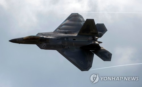 미 F-22 랩터, 훈련 비행 중 추락…조종사 비상 탈출