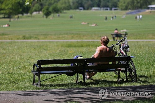 유럽해변 벌써 북적북적…보건당국·전문가 "그럴때 아냐" 경악