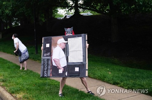 "이럴 때 골프?"vs"남말하네"…트럼프·바이든 트위터 충돌