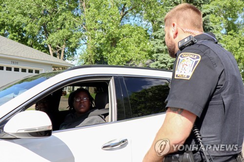 흑인 눌러죽인 미국경찰 만행 배후엔 '공무원 면책' 적폐(종합)