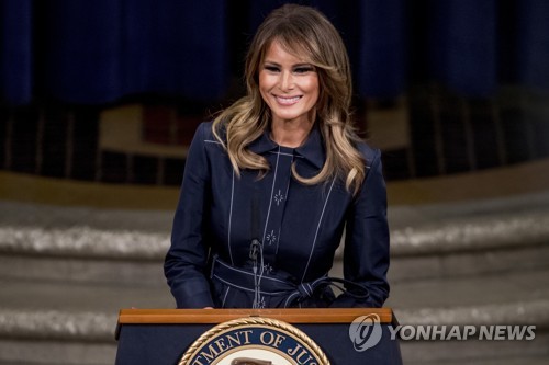 멜라니아, '코로나 원격수업' 학생들 격려…"자랑스럽다"