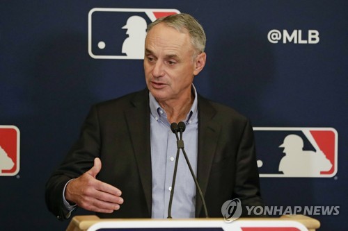 MLB 사무국 "선수 연봉 삭감하지 않으면 경기당 8억원 손해"