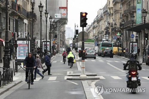 프랑스 '코로나 봉쇄' 텅 빈 도로서 불법 오토바이 경주 급증