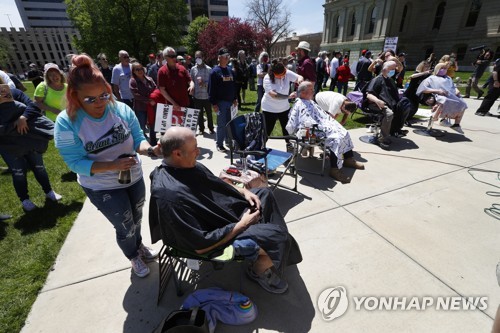 미 미시간주 재택명령 연장에 집단이발 시위로 불만 표출