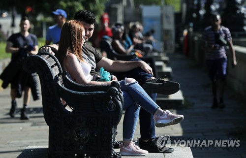 영국, 야외모임 허용·등교재개에 과학자들 한목소리로 우려