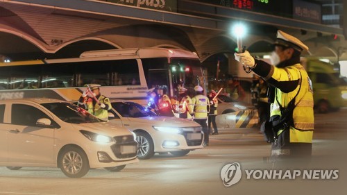 경찰관 차에 매달고 700ｍ 운행 50대…음주운전 조사 불응 도주