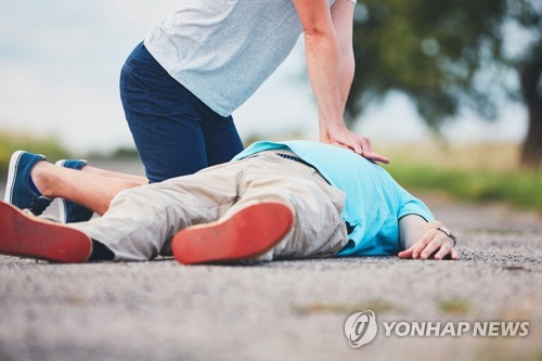 식당서 쓰러진 40대, 통영해경 직원의 심폐소생술로 목숨 구해