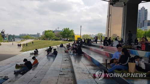 초여름 날씨 속 나들이객 북적…'거리두기' 느슨해진 모습도