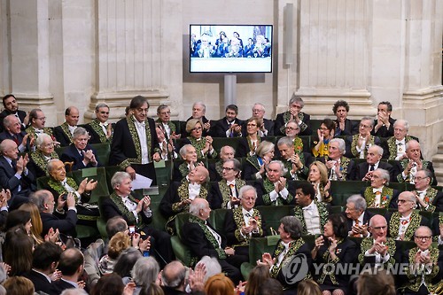 프랑스 한림원 "코로나19 명사는 여성"…'성차별' 비판 일어