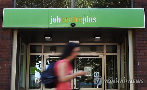 영국 4월 실업수당 신청자 69% 급증…210만명으로 늘어
