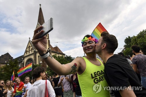 헝가리, 출생증명서 성별 변경 불법화…인권단체 반발