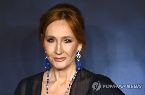 JK롤링, 자가격리 어긴 영국총리 최측근 비판…"위선·이기주의"