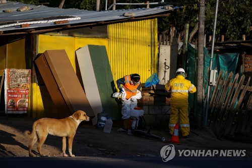 코로나19에 무너진 에콰도르…가족 시신도 못 찾아