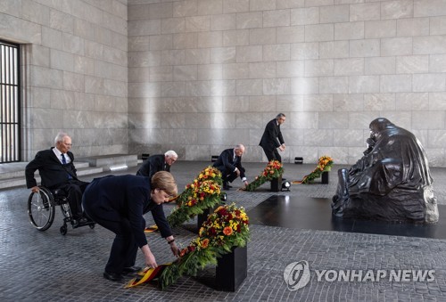 코로나19가 삼킨 유럽 전승기념일…조용하고 차분한 추모로 대체