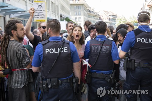 유럽 일부서 내부국경 통제 완화 움직임…봉쇄 항의 시위도