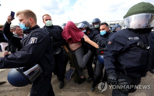 코로나19 국면서 메르켈 인기 올라가는데 극우당은 위축