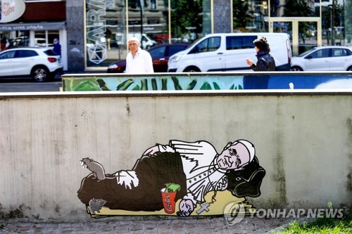 코로나19 최악 피해 이탈리아 밀라노서 구걸하는 교황 벽화 등장