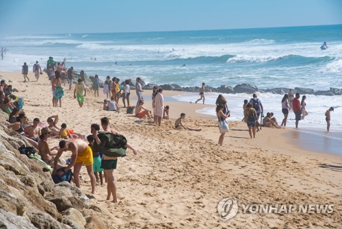 유럽해변 벌써 북적북적…보건당국·전문가 "그럴때 아냐" 경악