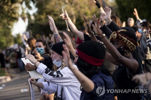 미 코로나19 감염 확산 우려…봉쇄완화·시위 "두 위기 겹쳐"