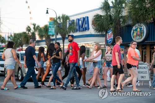 미 FDA국장, 연휴 인파에 "코로나19 아직 억제되지 않았다" 경고