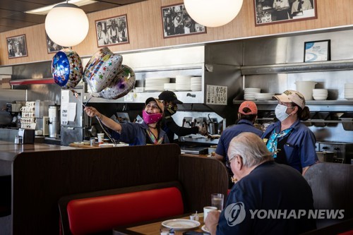 미 서서히 경제활동 제한 풀고 있지만…국민 대다수는 반대