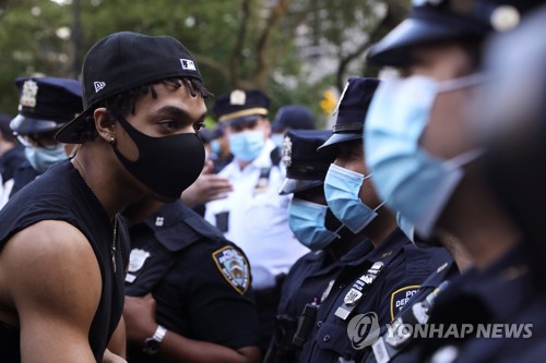 미국서 흉기난동 흑인, 경찰 발포에 숨져…경찰 "인종문제 아냐"