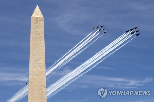 미특수비행팀, 코로나19전사 응원에어쇼…수도 도심 모처럼 인파